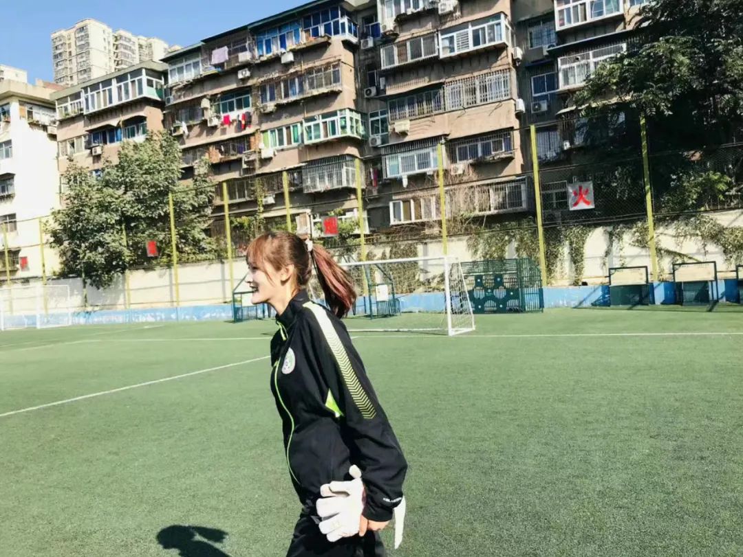 瑗夸綋濂宠冻缇庡コ,瓒崇悆濂冲浼婄妬