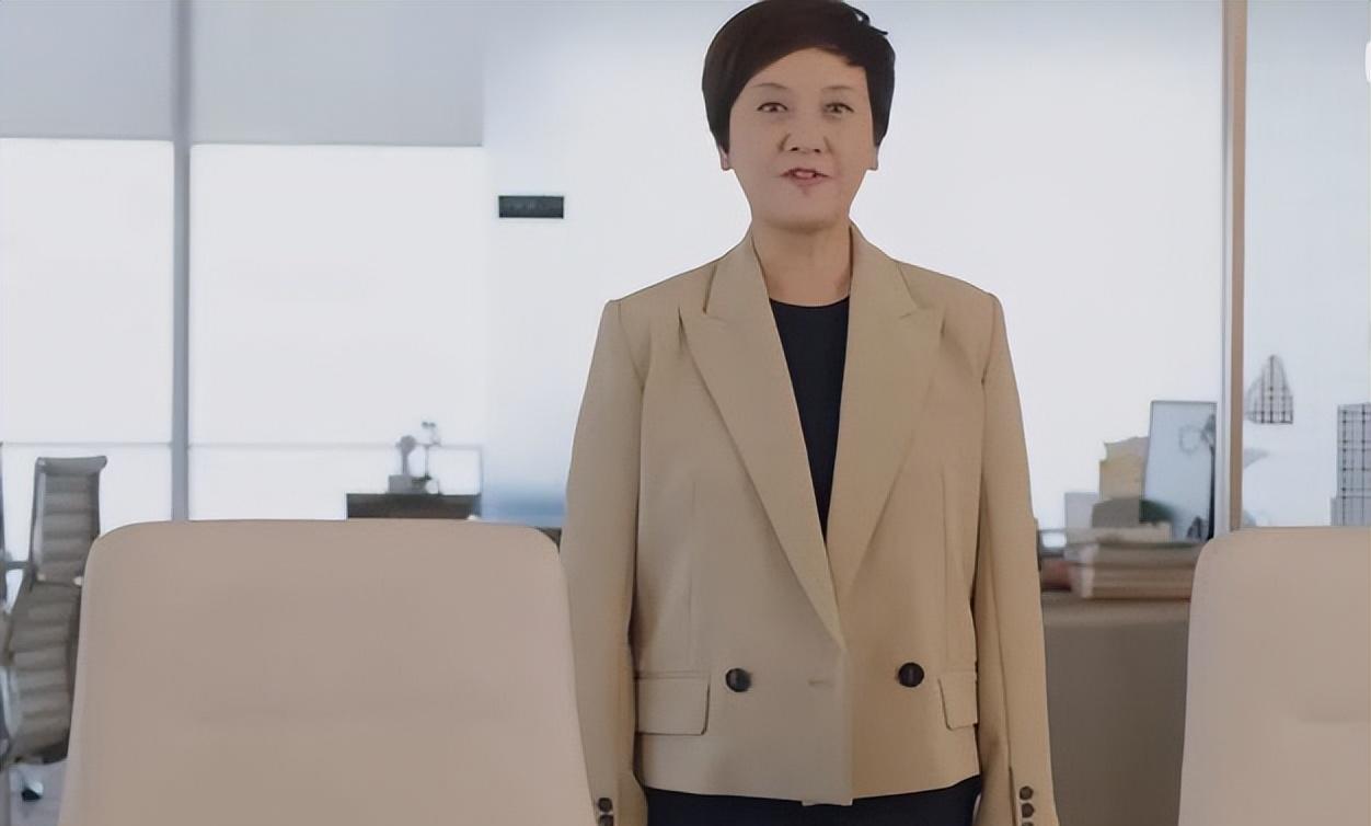 谁都想不到!快到年底了,65岁的邓婕用这样的方式,丢出一对王炸