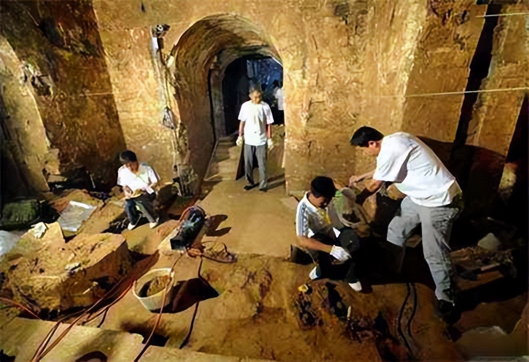 至今发现的蒙古大墓,内蒙出土一具龙袍女尸