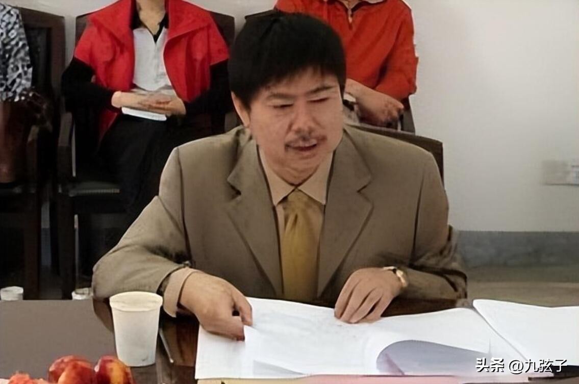 要求“性贿赂”，长期*养包**几个*妇情**，好色校长窦晓光的荒唐人生