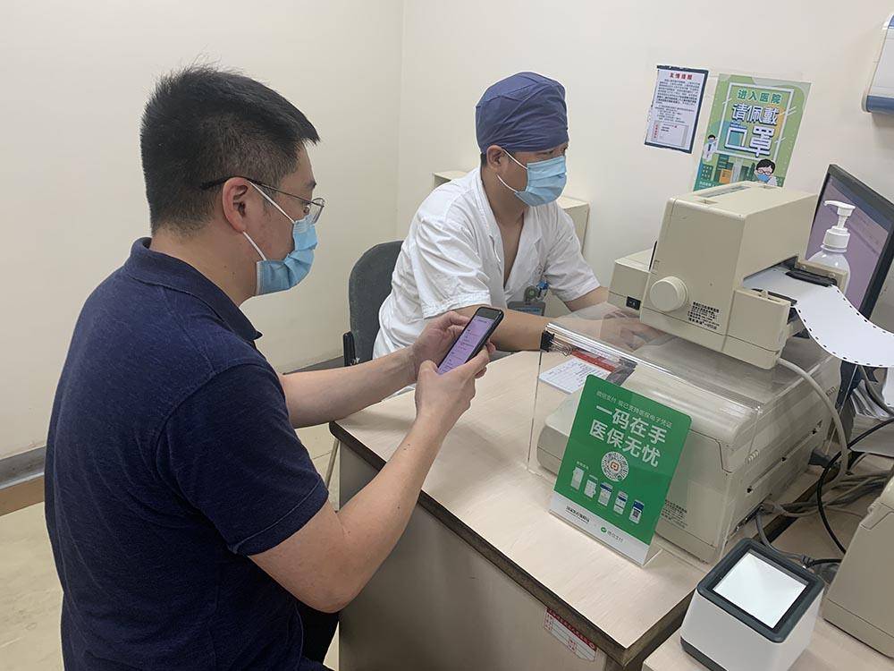 男子腹痛难忍夹出8条活虫,阴虱会寄生人体其他部位吗