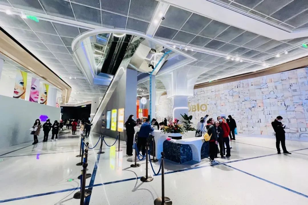 购物中心电梯两边手扶梯陈列 (购物中心顶楼业态规划)