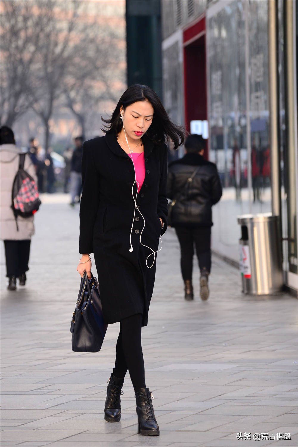 短靴配裙子轻松显气质时尚,穿高跟短靴冬季适合的衣服