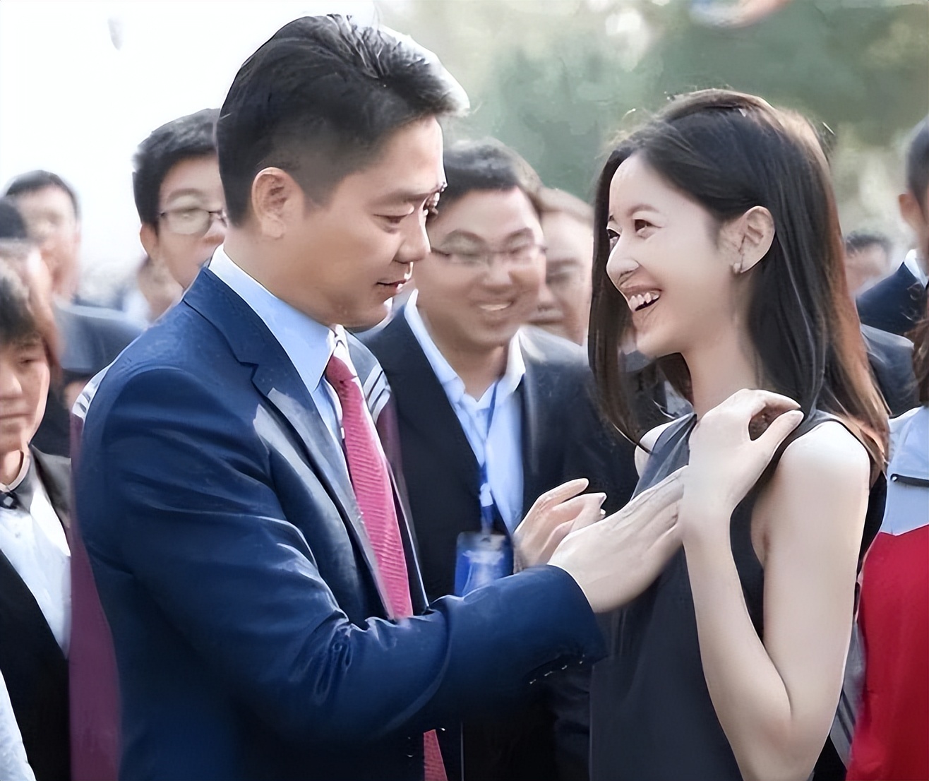 章泽天与刘强东在美国秀恩爱照,刘强东章泽天英国参加婚礼照片