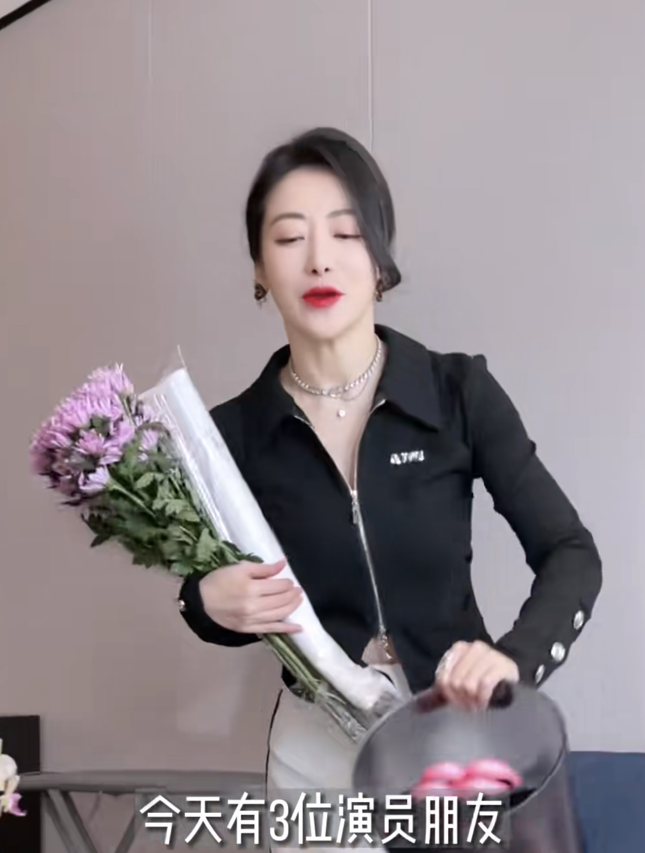 47岁陈紫函逛超市买菜，背万元奢侈品包挤地铁出行！没架子接地气