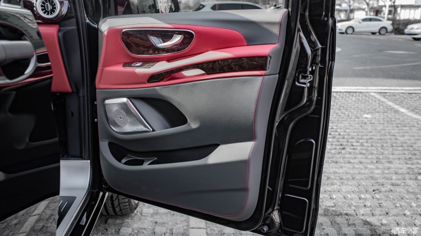 银色奔驰威霆改迈巴赫双拼色,威霆国六内饰改成迈巴赫款式