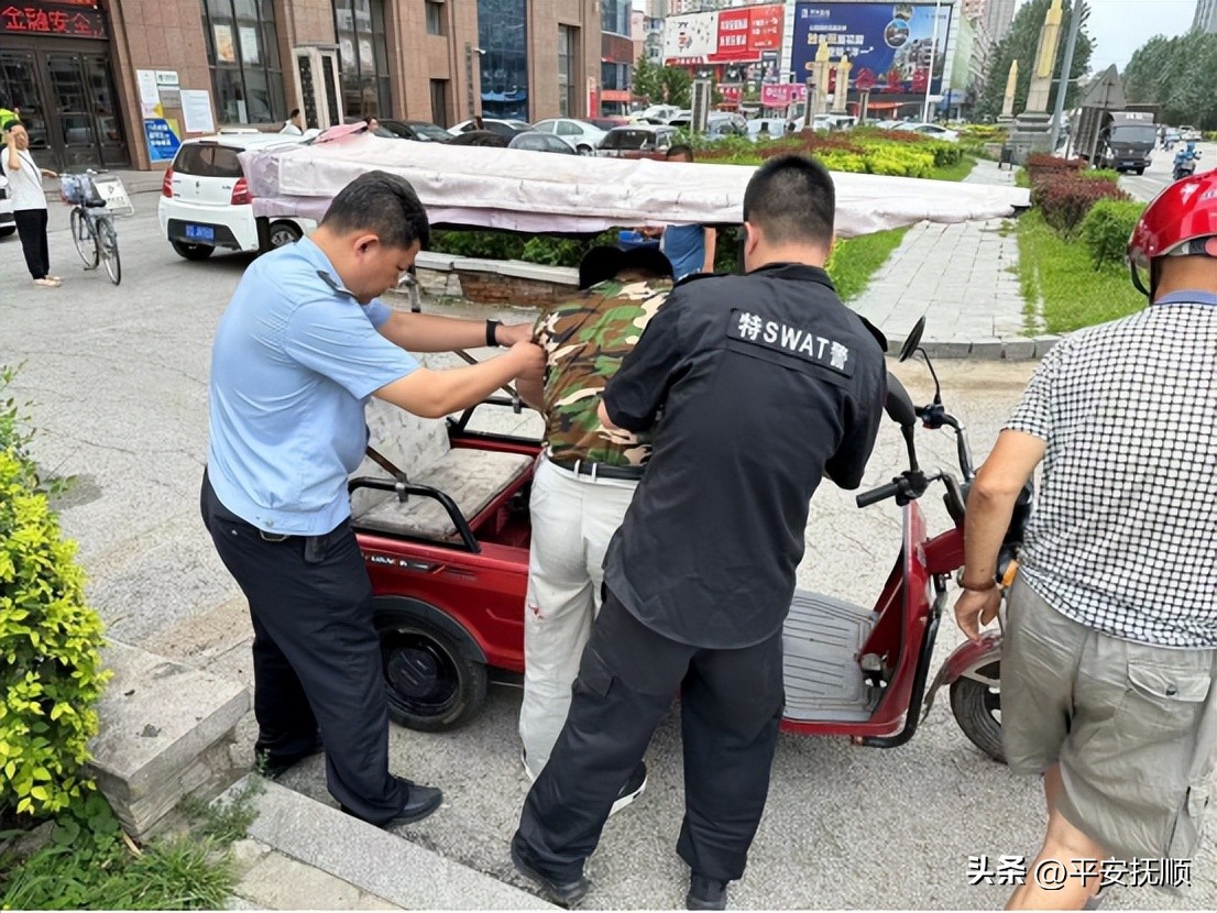 民警深夜紧急救助突发心脏病患者,民警及时救助突发疾病老人