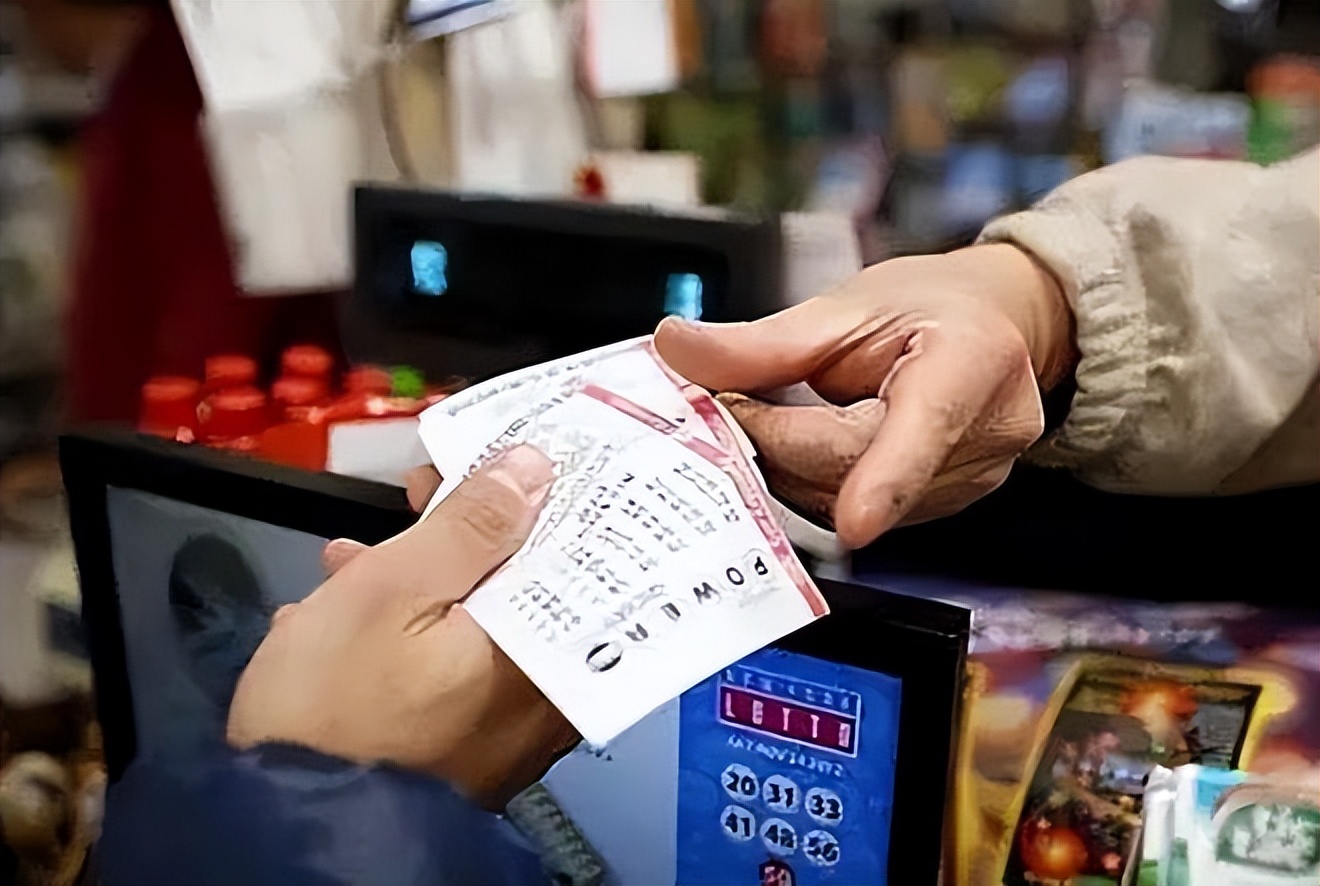 遂宁男子十年蜗居桥洞研究彩票,四川老汉研究彩票住桥洞
