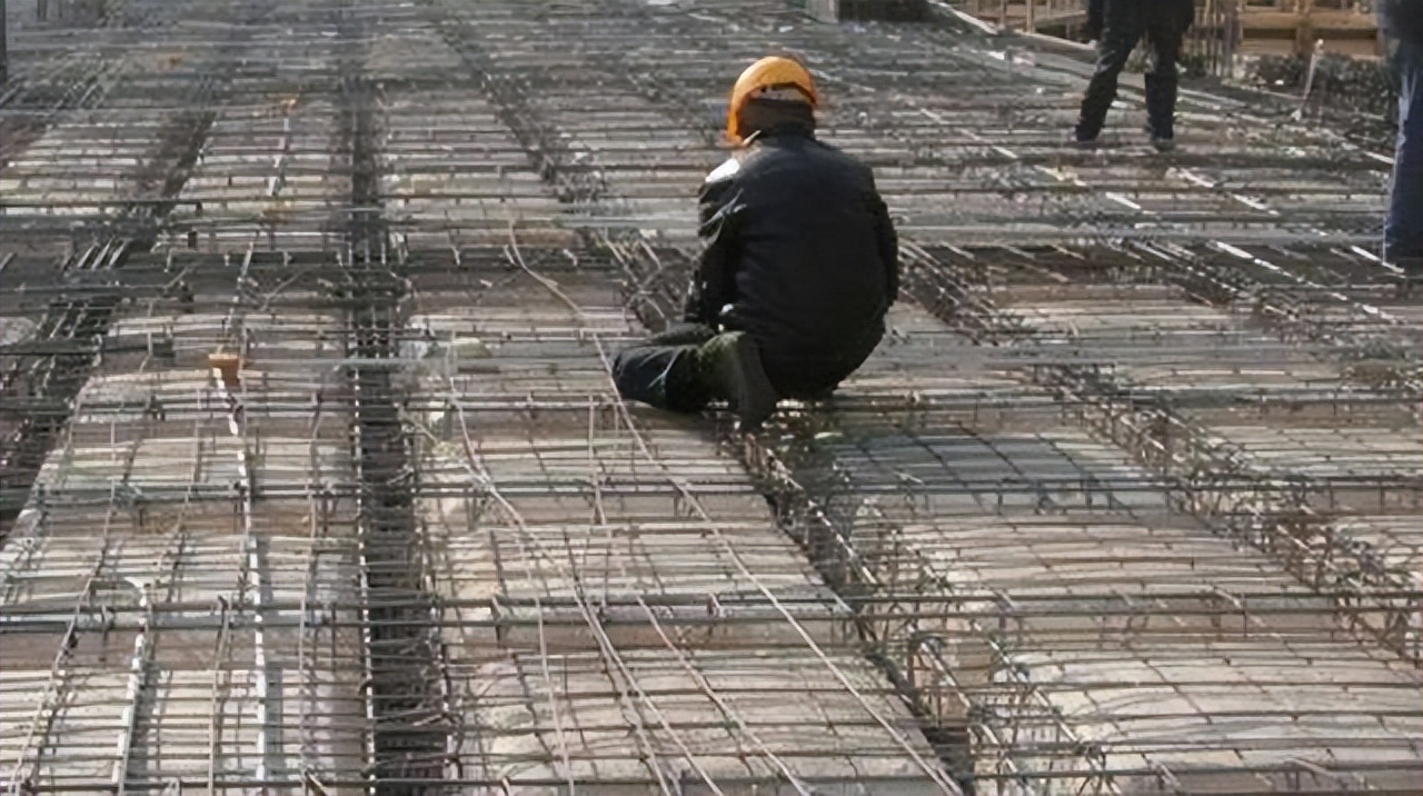 小伙卖彩票一年挣80亿,拾荒男子桥洞研究彩票完整视频