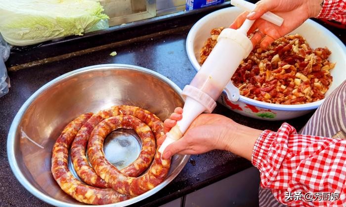 灌好的香肠怎么晒更好吃,晾好的香肠煮香肠的正确方法