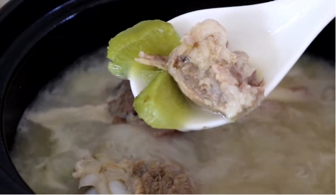 熬骨头汤时不要加生水,熬骨头汤的时候怎么才能不生泡沫