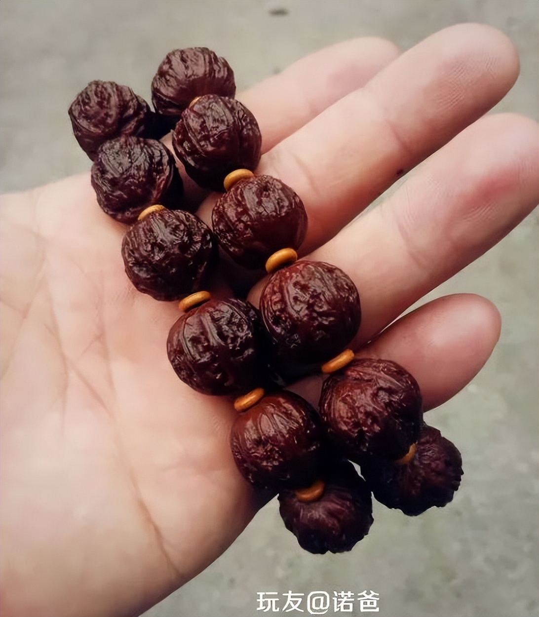 小核桃手串盘了一年,小核桃手串盘起来很油