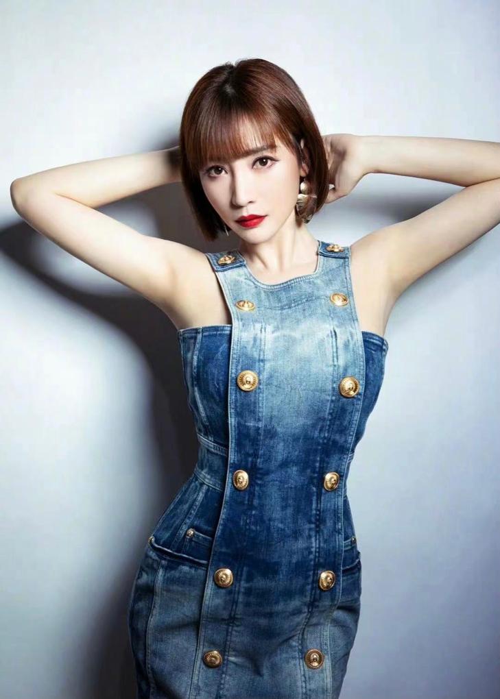 柳岩浅粉色连身裙图片,柳岩一袭紧身小黑裙亮相活动