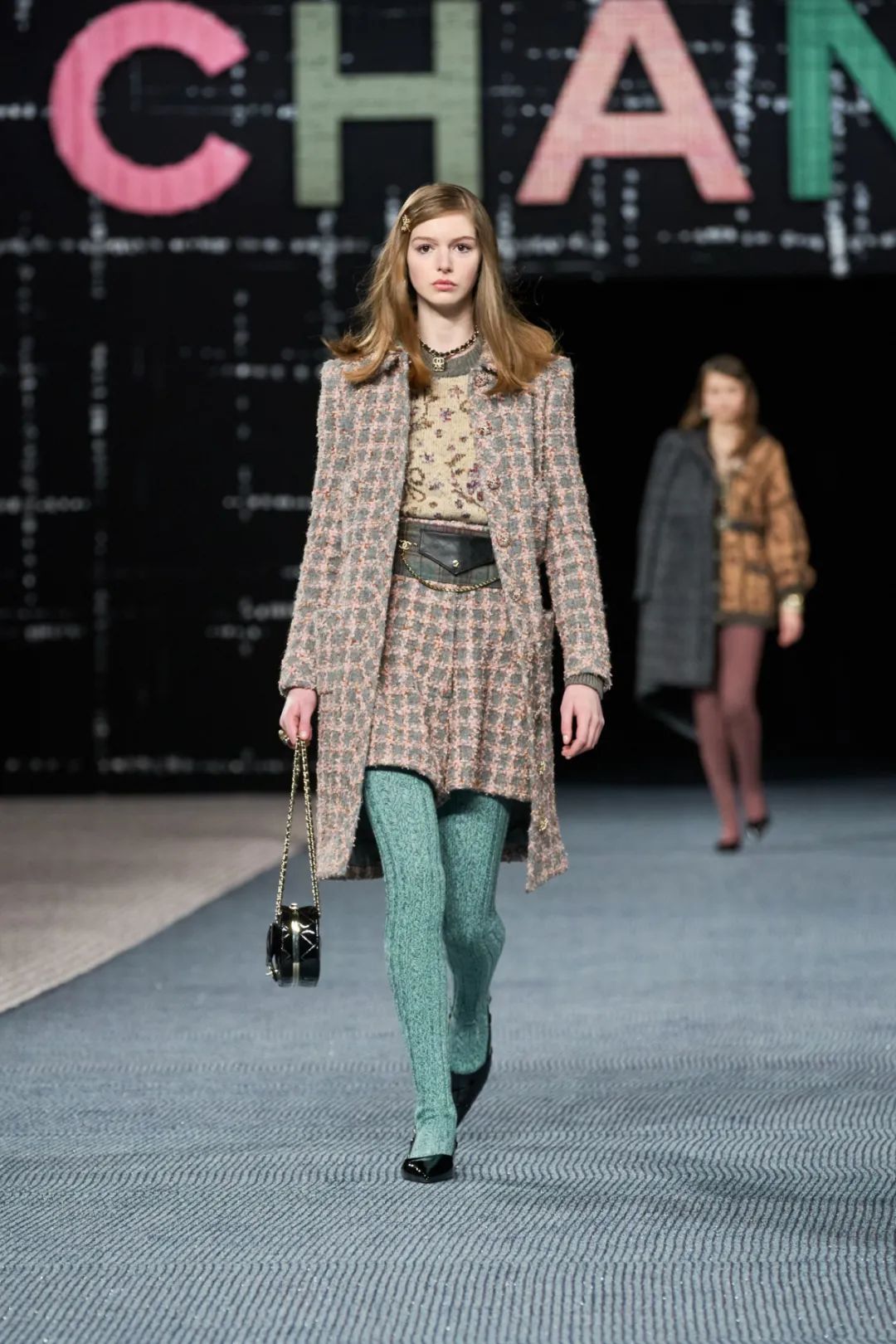 香奈儿2021春夏时装秀面料,香奈儿2022秋冬时装秀舞台分析