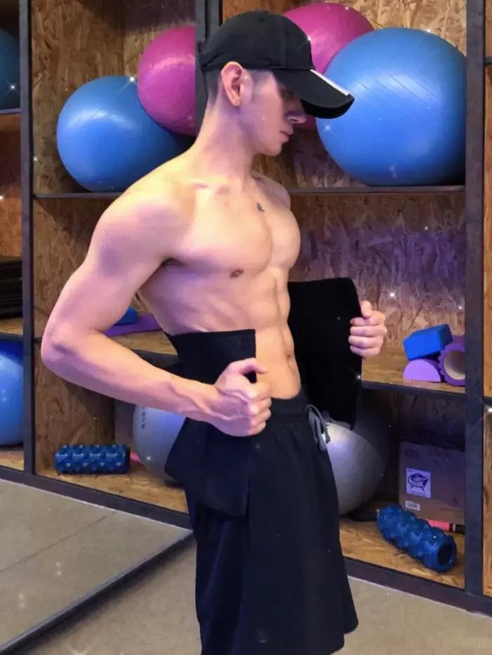 高颜值腹肌小狼狗照片,腹肌小狼狗照片帅气露脸