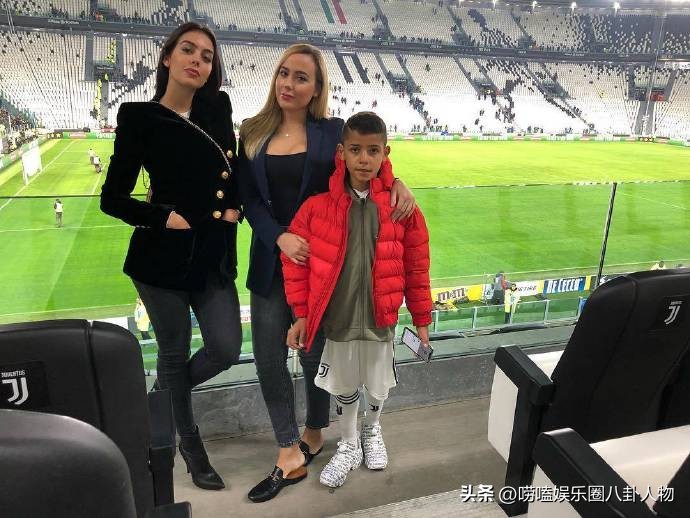 梅西和老婆同框大秀,梅西老婆手拿战靴