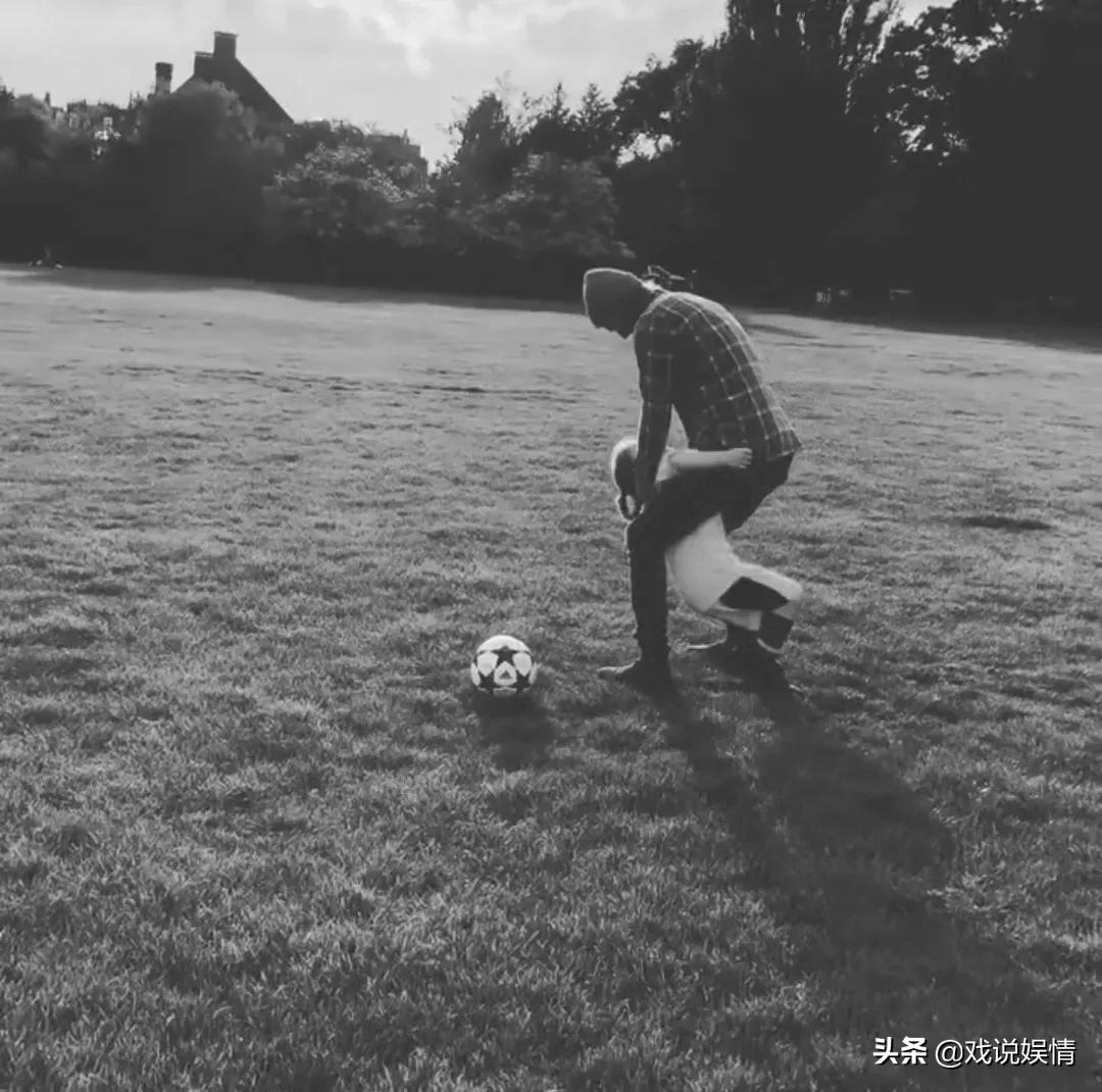 贝克汉姆年轻时踢足球的视频,贝克汉姆抱着贝小七小时候
