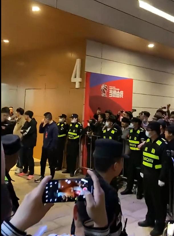 恶心至极！江苏14秒连犯3次失误，篮球也该像足球那样来次狂飙！