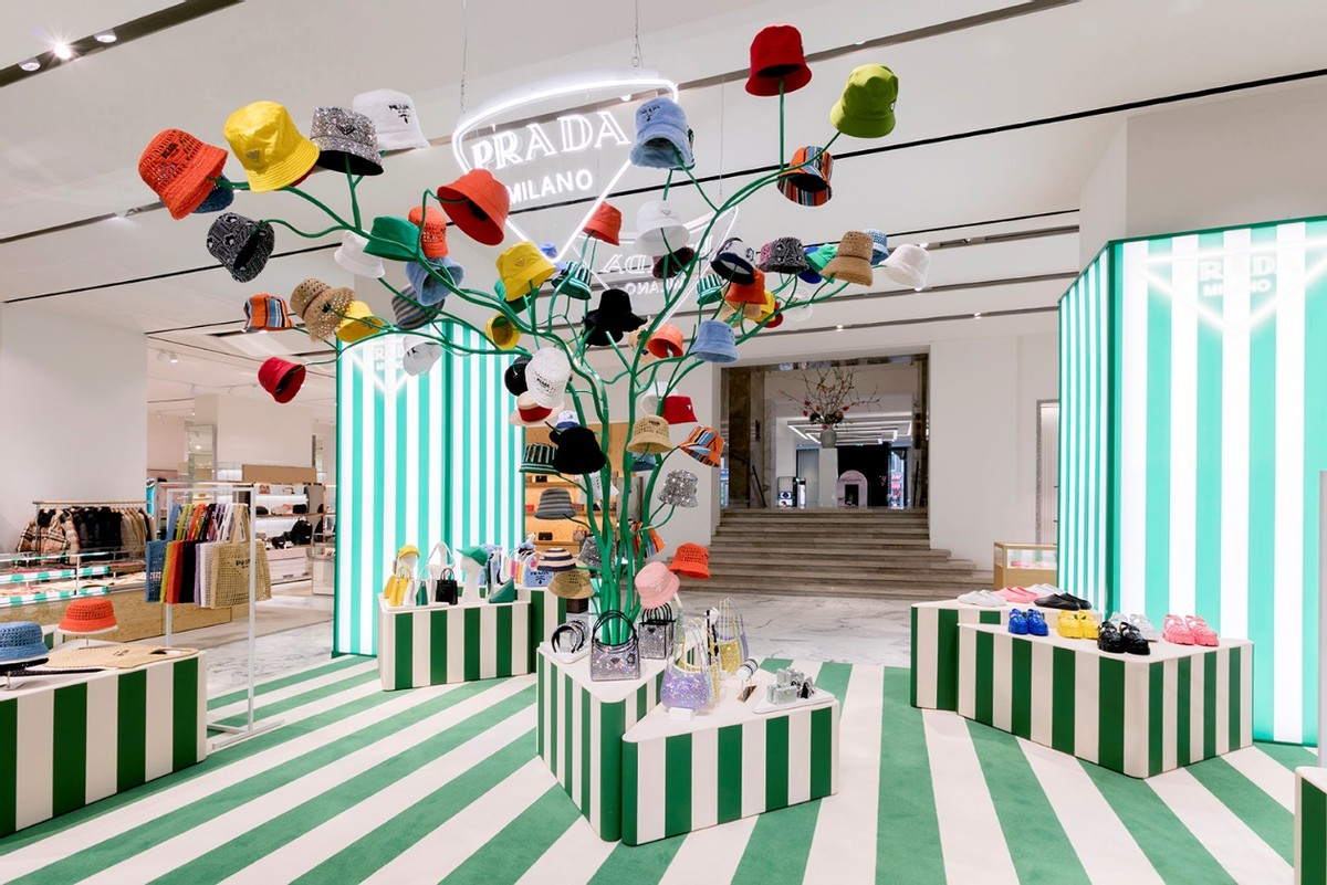 pradatropico快闪店,prada夏季新款黑白条纹风