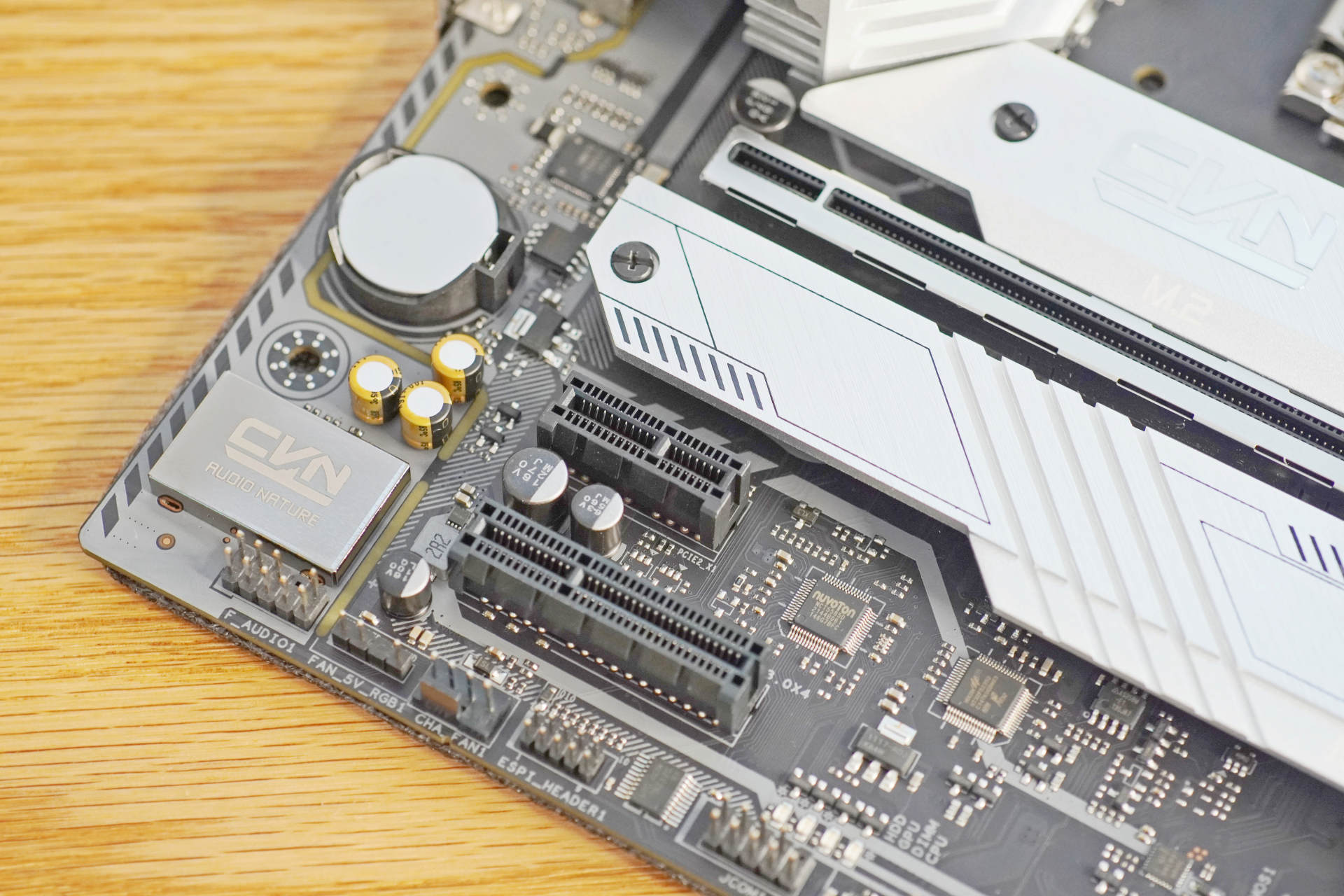 显卡局势不明朗的情况下，购入Z690和盖亚机箱，装机全新12代平台