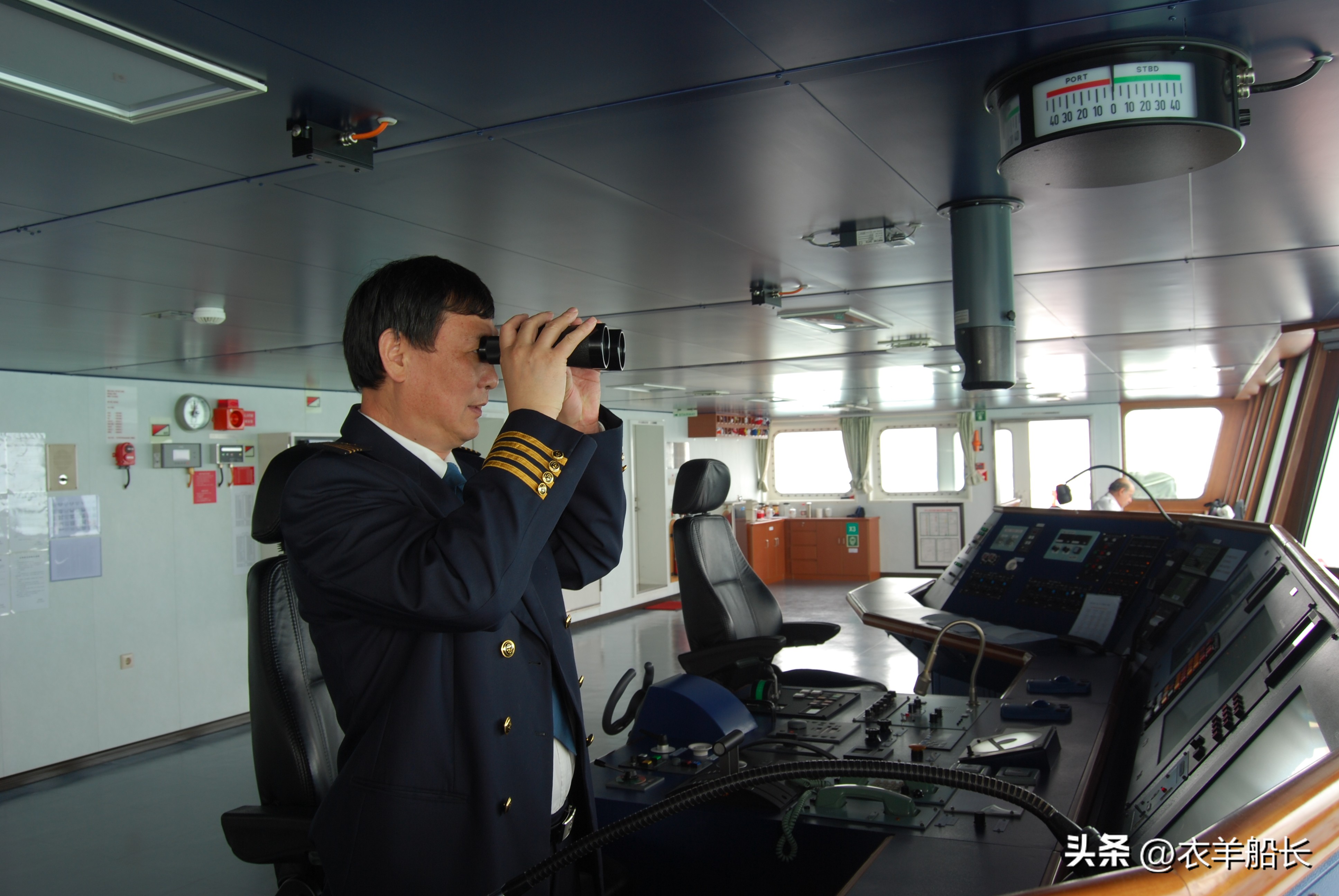 航海科普——海员拿望远镜的习惯动作