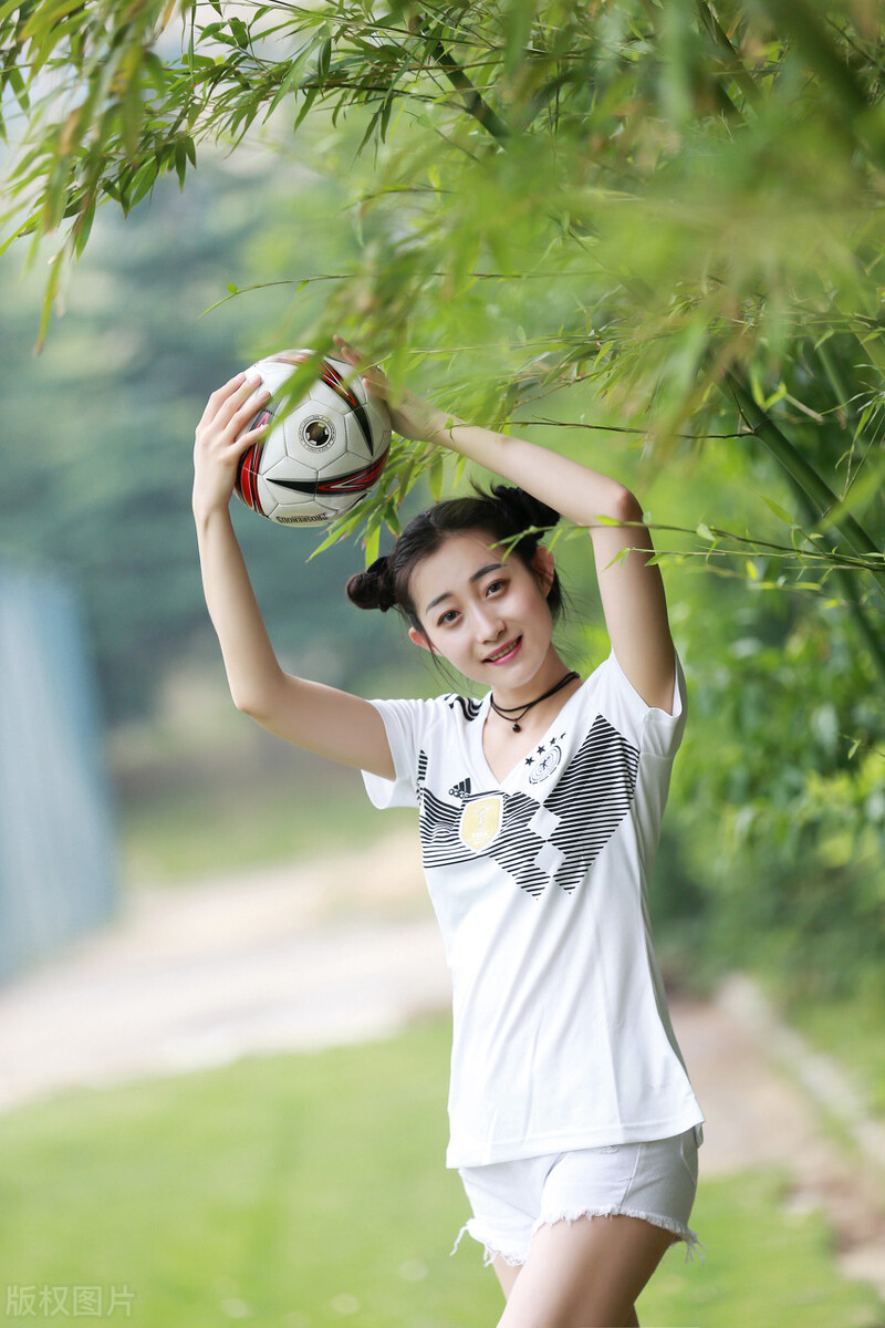 足球宝贝晒美照,欧洲杯足球宝贝最火的照片