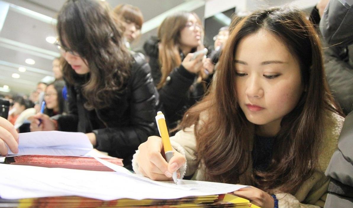 成都一女销售月薪曝光,高达98.93万元,再度引发“读书无用论”