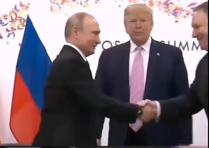 迷人小老头普京：当特工时接头都要迟到，曾牵着狗会见日本代表