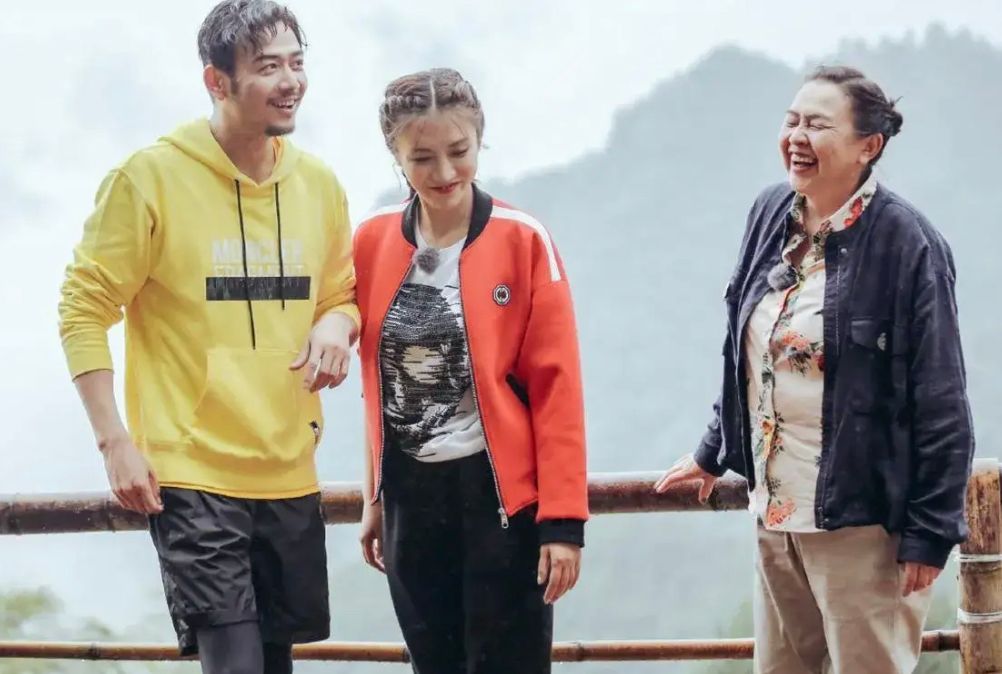 杨烁为娇妻庆生,杨烁张晋一家三口