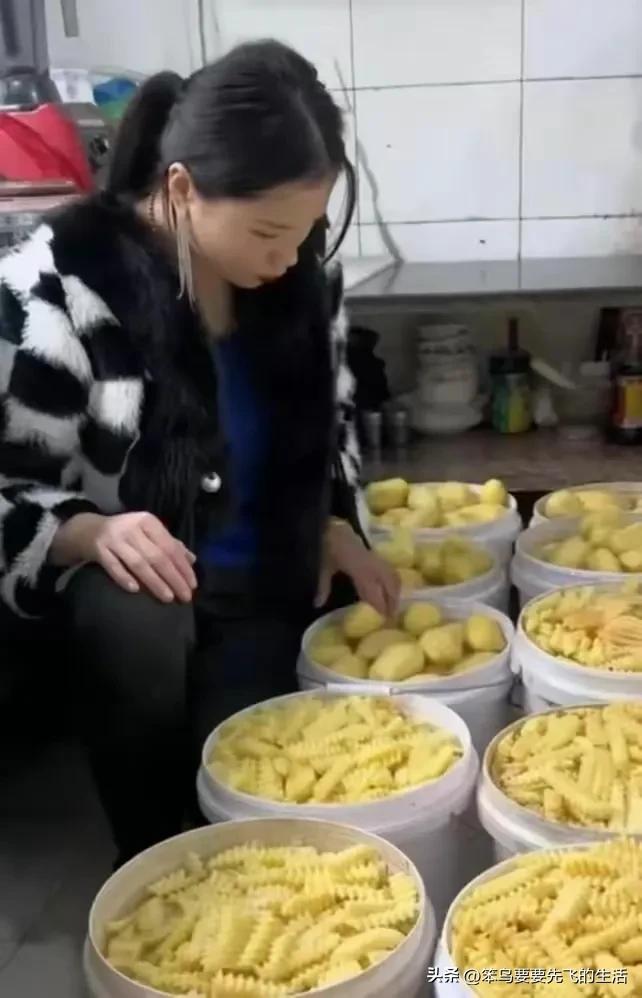 夫妻摆摊卖土豆豆腐日入9千,小夫妻卖土豆日入9000元