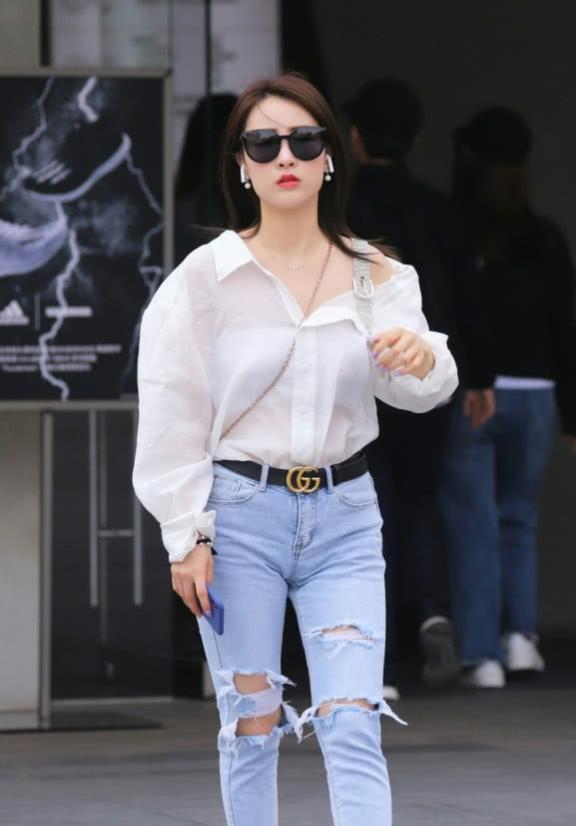 蓝色的休闲衫搭配牛仔热裤,短袖格子小衫搭配阔腿牛仔裤