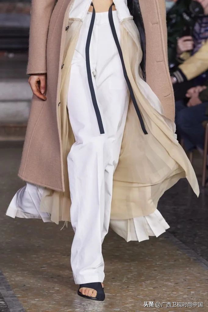 那些秀场上的“丑”鞋子