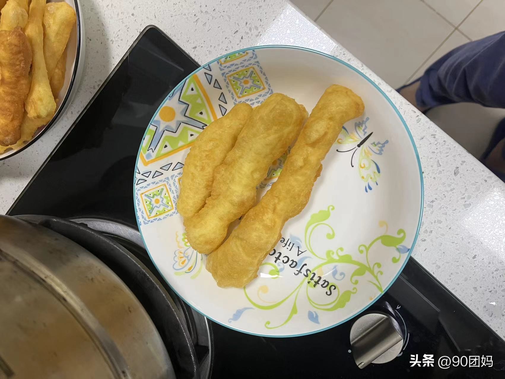 炸油条用明矾加油条膨松剂更鲜,家庭自制油条的不用泡打粉的做法