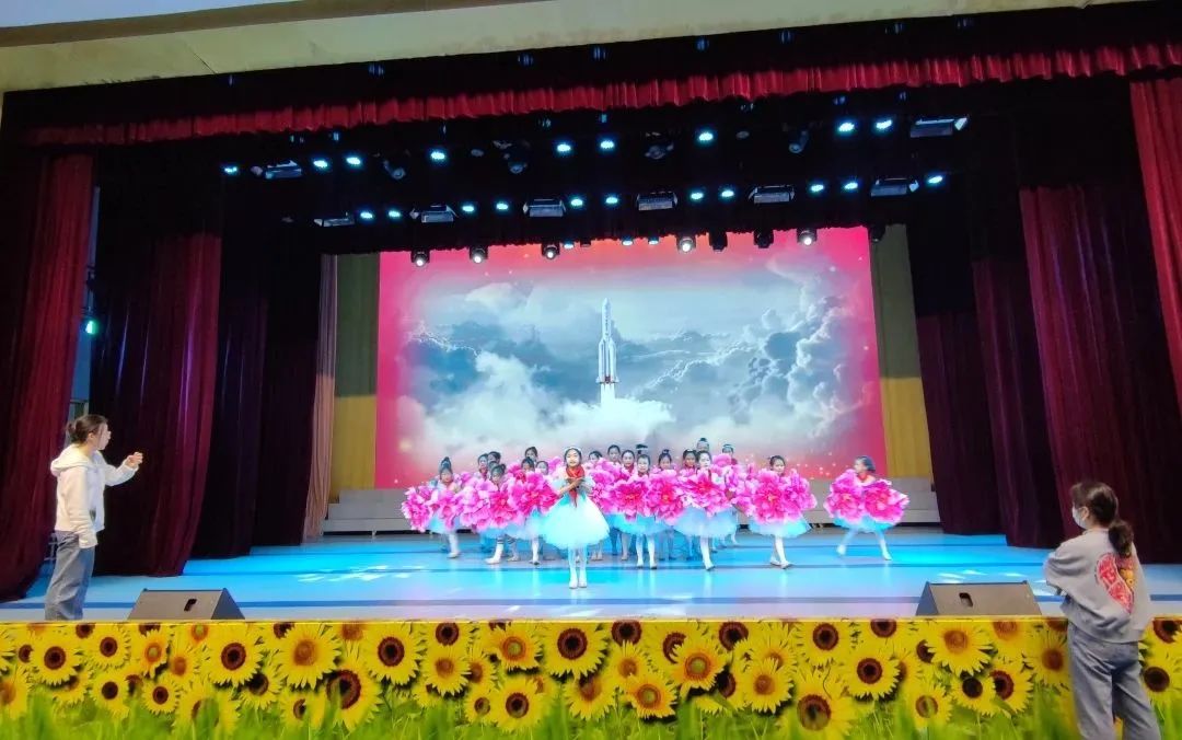 江苏常熟市商城小学舞蹈《成长在祖国的怀抱里》荣获三等奖