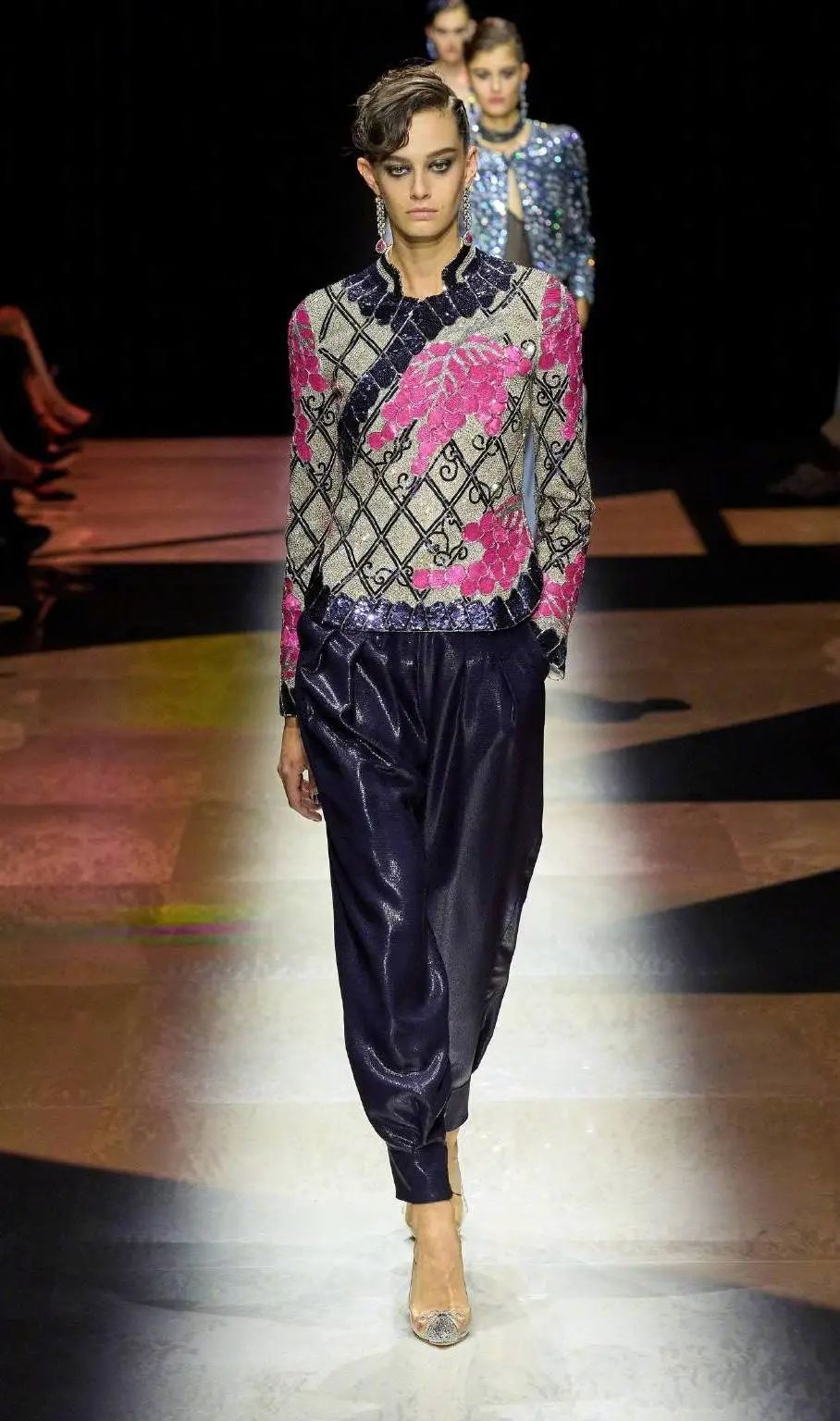 赵露思穿上廉价中国风礼服，俗成了18线网红