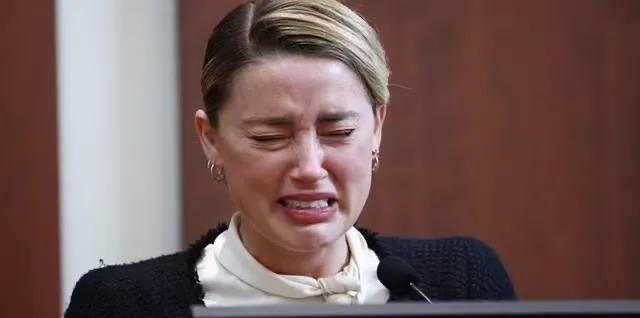 交换眼神挺暧昧,德普的美艳心理医生智商碾压前妻律师,颜值超高