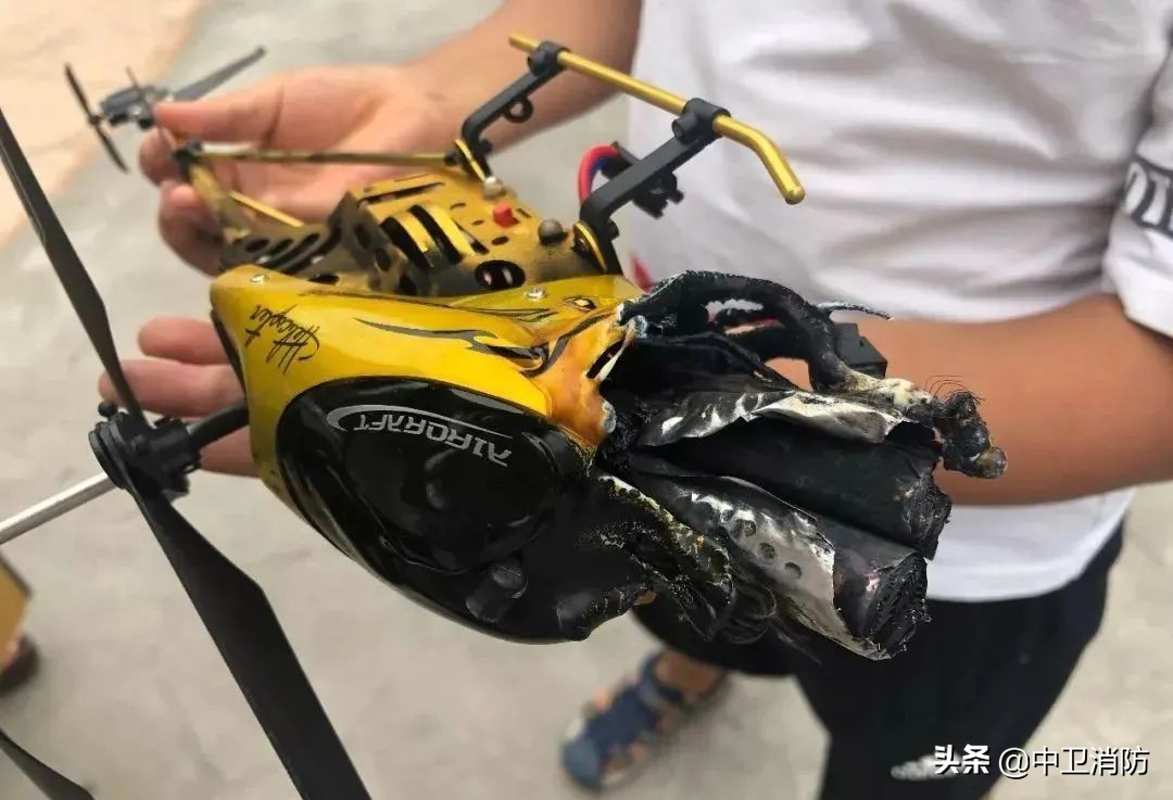 玩具娃娃睡觉摔下床,一个电动玩具给娃娃吓坏了