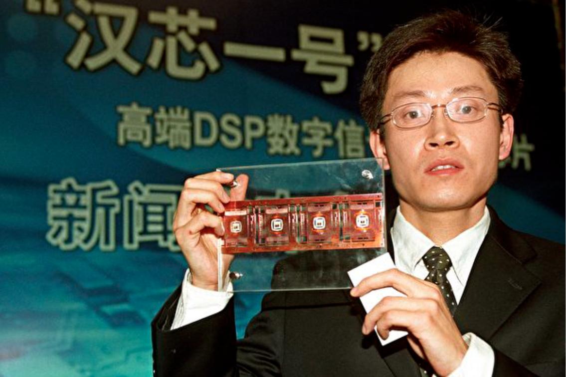 赴美留学博士,用一张砂纸骗走11亿科研经费,让中国芯片停滞13年