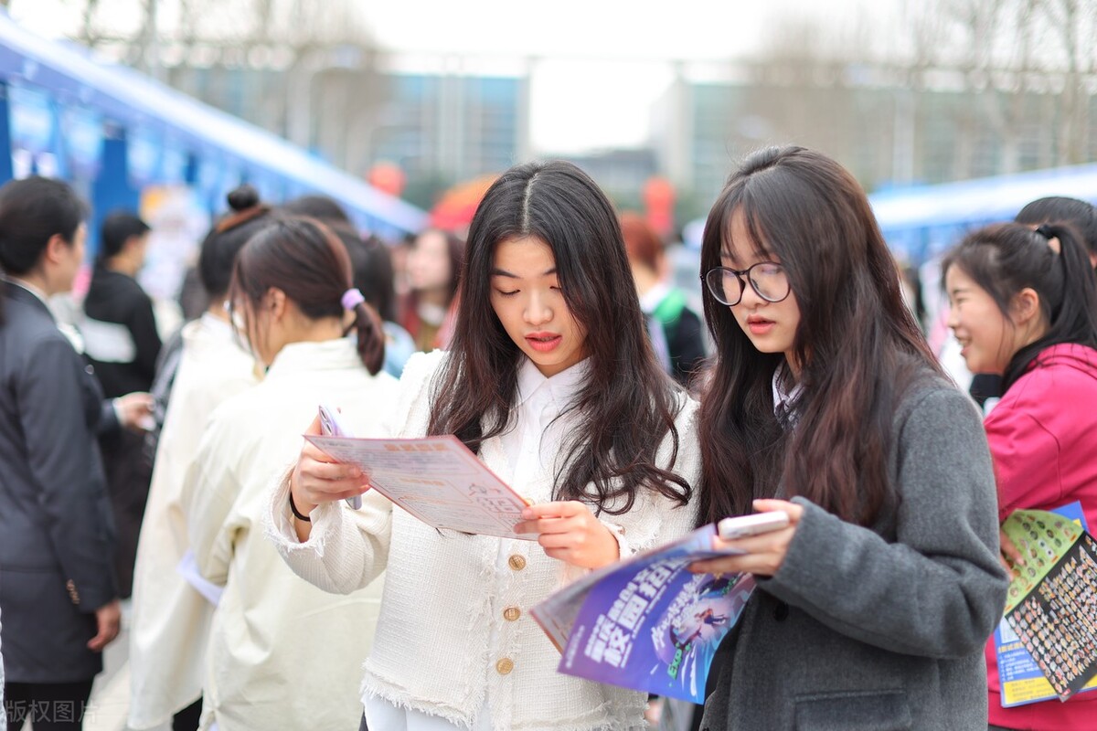 家境不好在银行工作是不是不容易,家境不好的孩子该去做什么工作