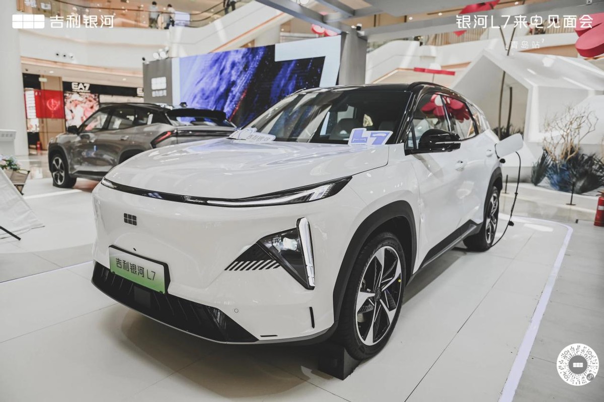 吉利银河l7110kmplus,吉利银河l7白色的好还是黑色的好