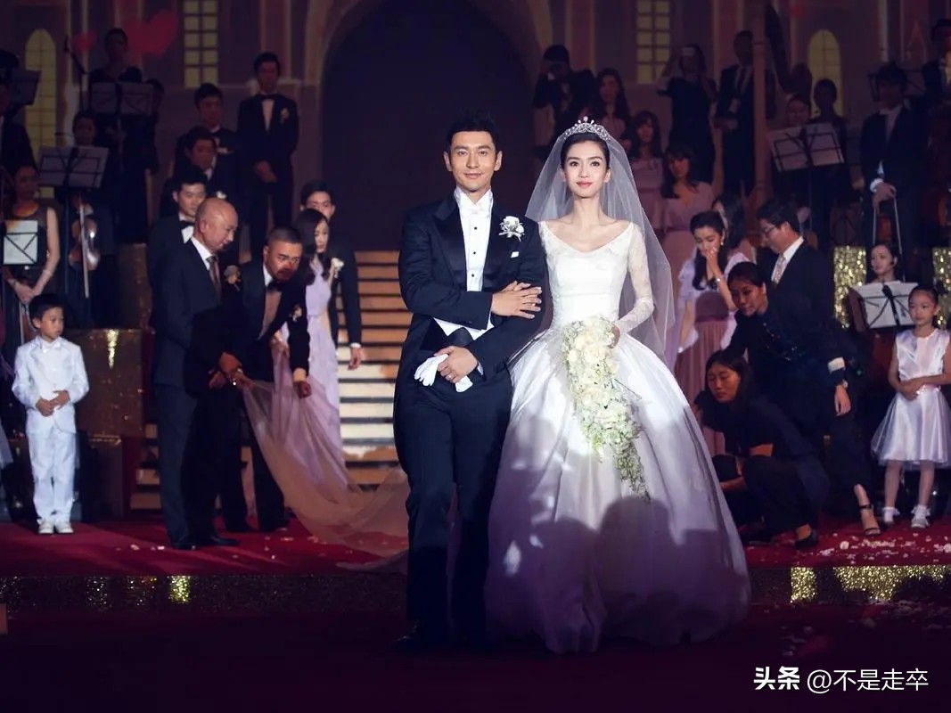 黄晓明摸新女友屁股逛街，和前任长相极其相似，女孩究竟什么来路