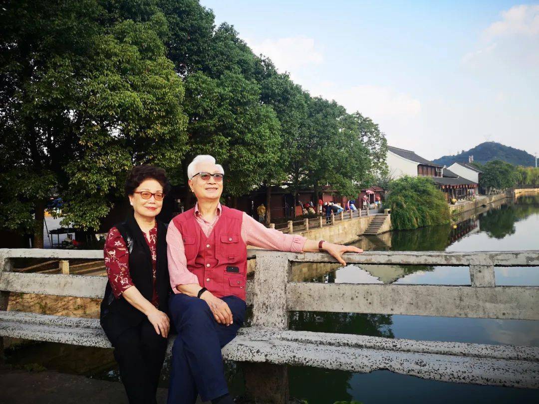 老戏骨梁波罗：妻子陪他闯过生死劫难，他白发苍苍给百岁岳母尽孝