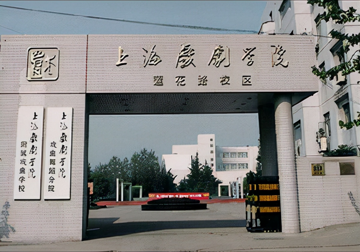 打工为余秋雨治病，为省1元走夜路摔下水道，13年后夫娶年轻女星