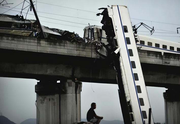 温州小伊伊现状,温州动车事故小伊伊谁救的