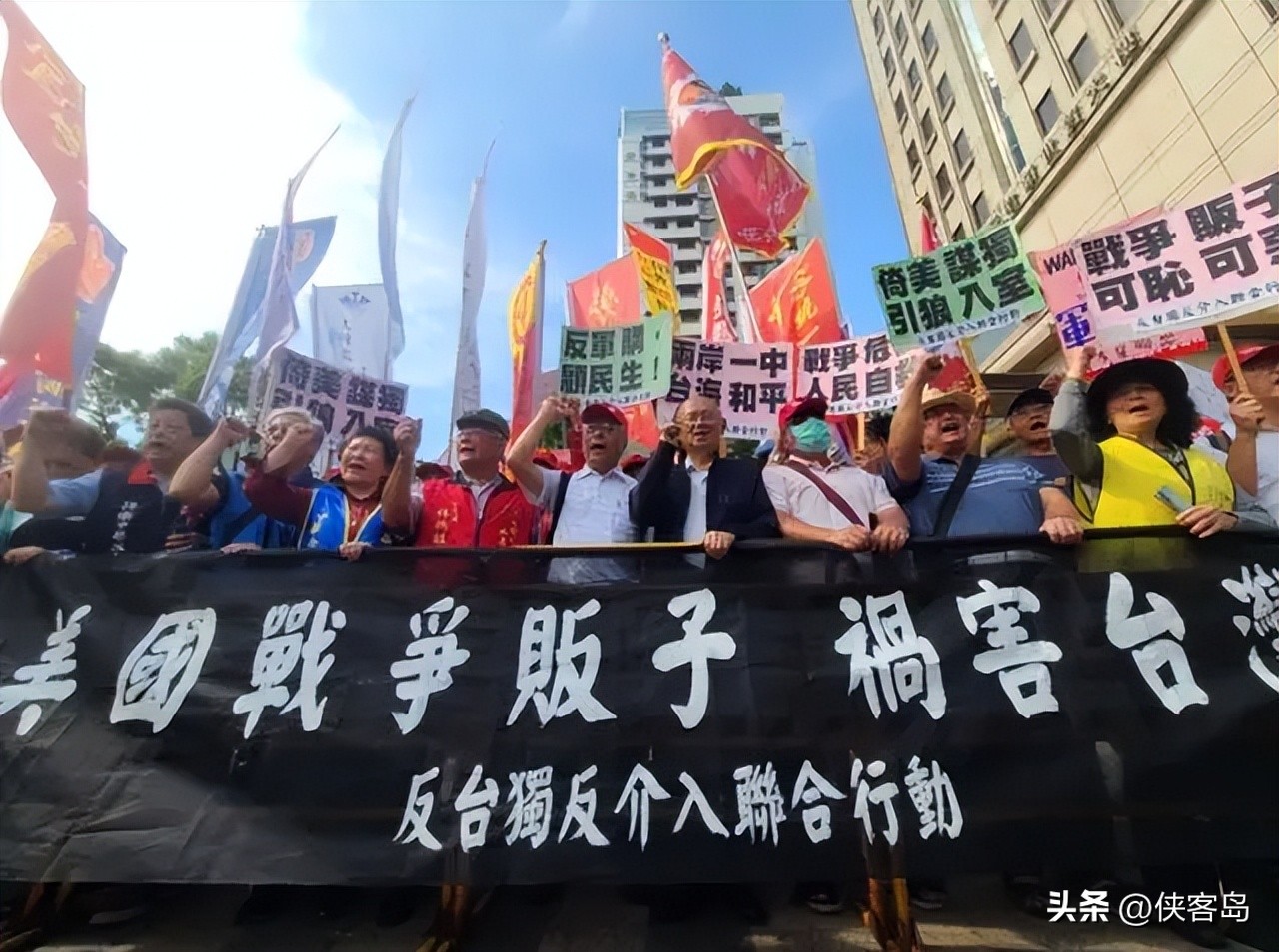 侠客岛：群狼入室！美国*火军**商组团去了台湾