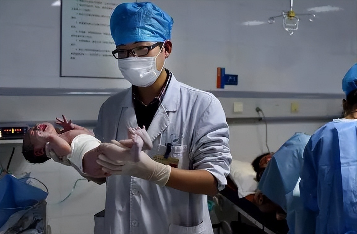 17岁女孩顺产太用力，喷男医生一身屎尿，她说再也不想生孩子了！