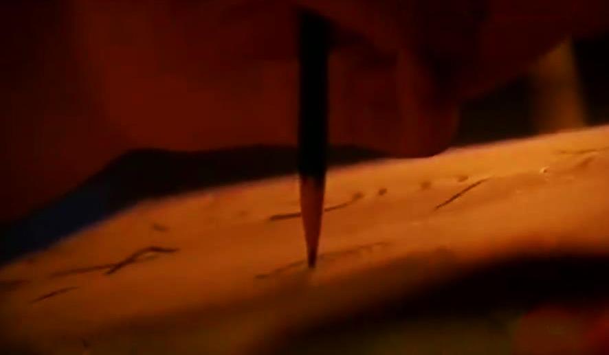 女子痴迷“笔仙”，丈夫亲测后惊恐不已，专家：陌生人玩就不灵了