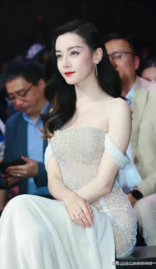 这些女明星真是把“诱惑”玩到了极限,半露*裤内**、露下乳?