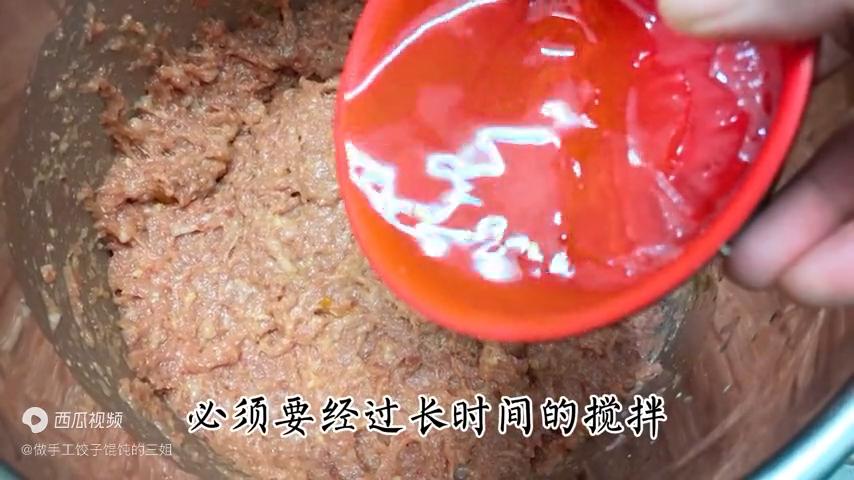 冻肉馅怎么调制才好吃,肉馅加温水调