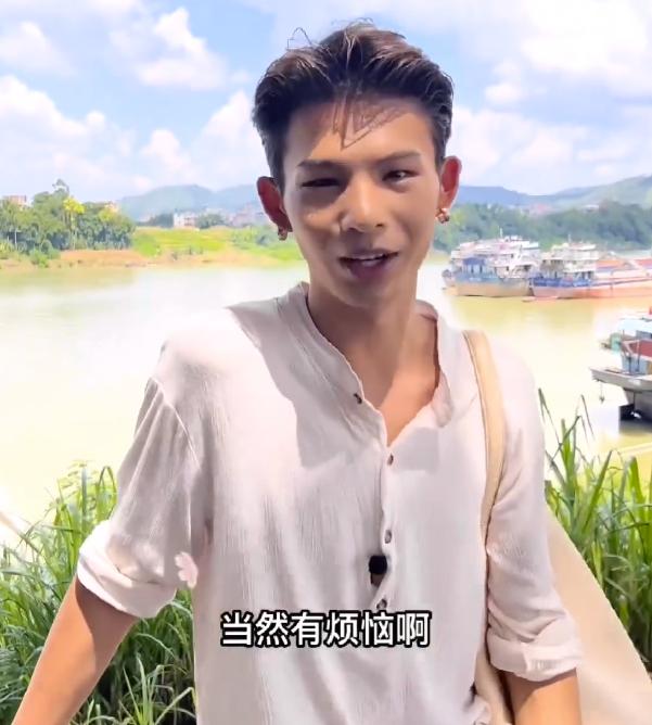 陆仙人每月都回老家，拍自己构思好的视频，骑电车上身直得像钢板